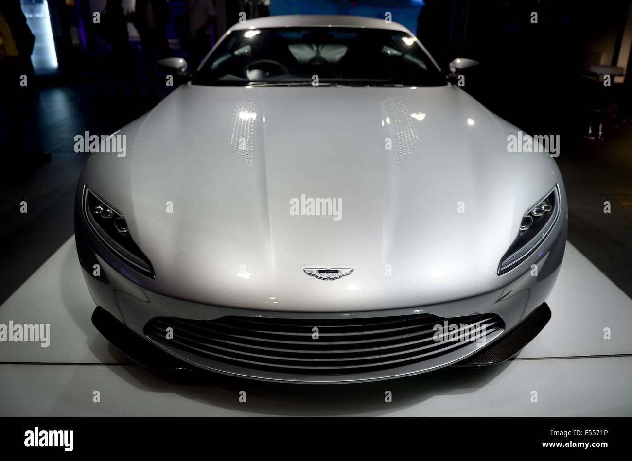 Berlin, Deutschland. 27. Oktober 2015. Ein Aston Martin "DB9 GT Bond Edition" Auto zeigt sich in einem Autohaus in Berlin, Deutschland, 27. Oktober 2015. Diese Art von Auto fahren in den James Bond-Flim "Gespenst." Foto: Britta Pedersen/Dpa/Alamy Live News Stockfoto