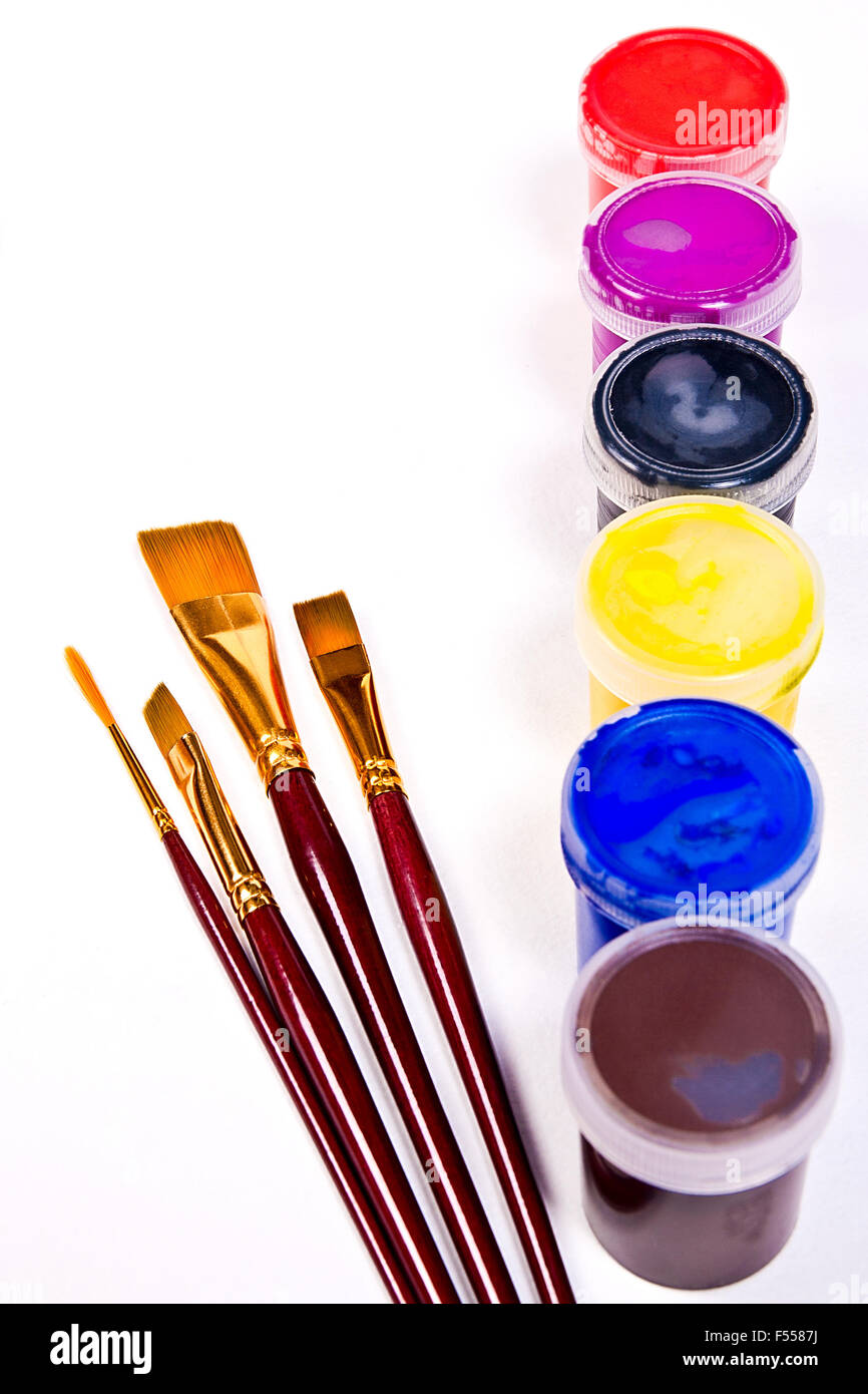 Flaschen mit Gouache Farben und verschiedene Arten von Bürsten für künstlerische Gemälde. Stockfoto