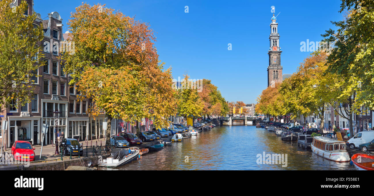 Einen Kanal mit der Westerkerk Turm in der Stadt Amsterdam, Niederlande. Fotografiert an einem schönen Tag im Frühherbst. Stockfoto