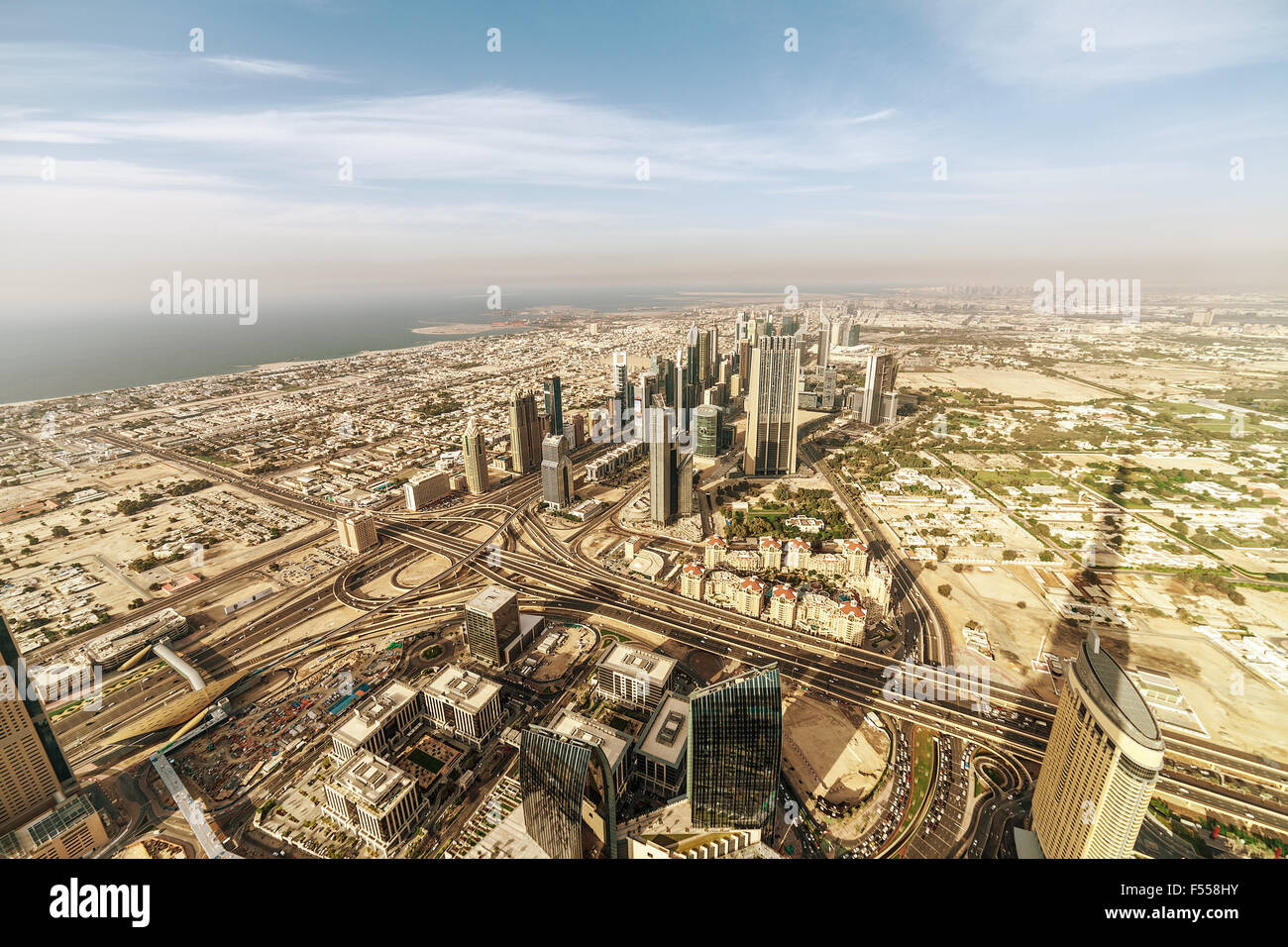 Die Innenstadt von Dubai. Wolkenkratzer und Straße Stockfoto