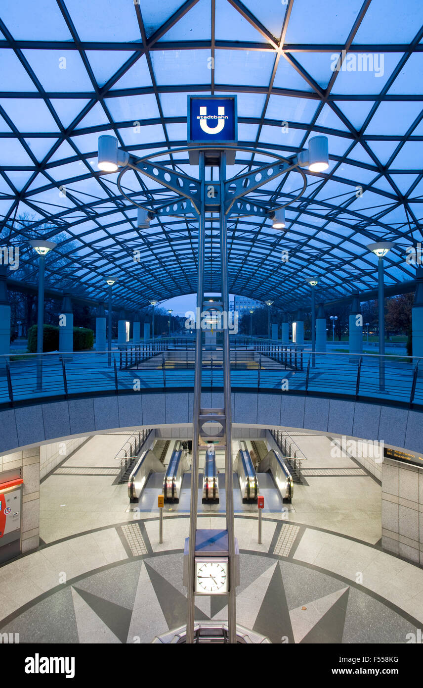 DEU, Deutschland, Nordrhein-Westfalen, Ruhrgebiet, Dortmund, U-Bahnstation eine der Westfalenhalle, Messe Dortmund. Stockfoto
