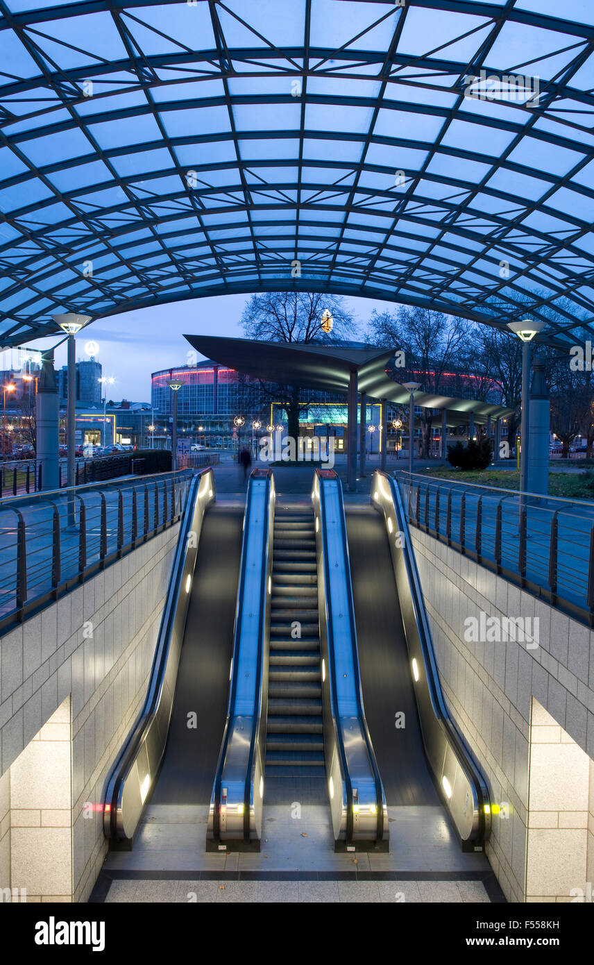 DEU, Deutschland, Nordrhein-Westfalen, Ruhrgebiet, Dortmund, Rolltreppen der U-Bahnstation der Westfalenhalle, Messe Dortm Stockfoto