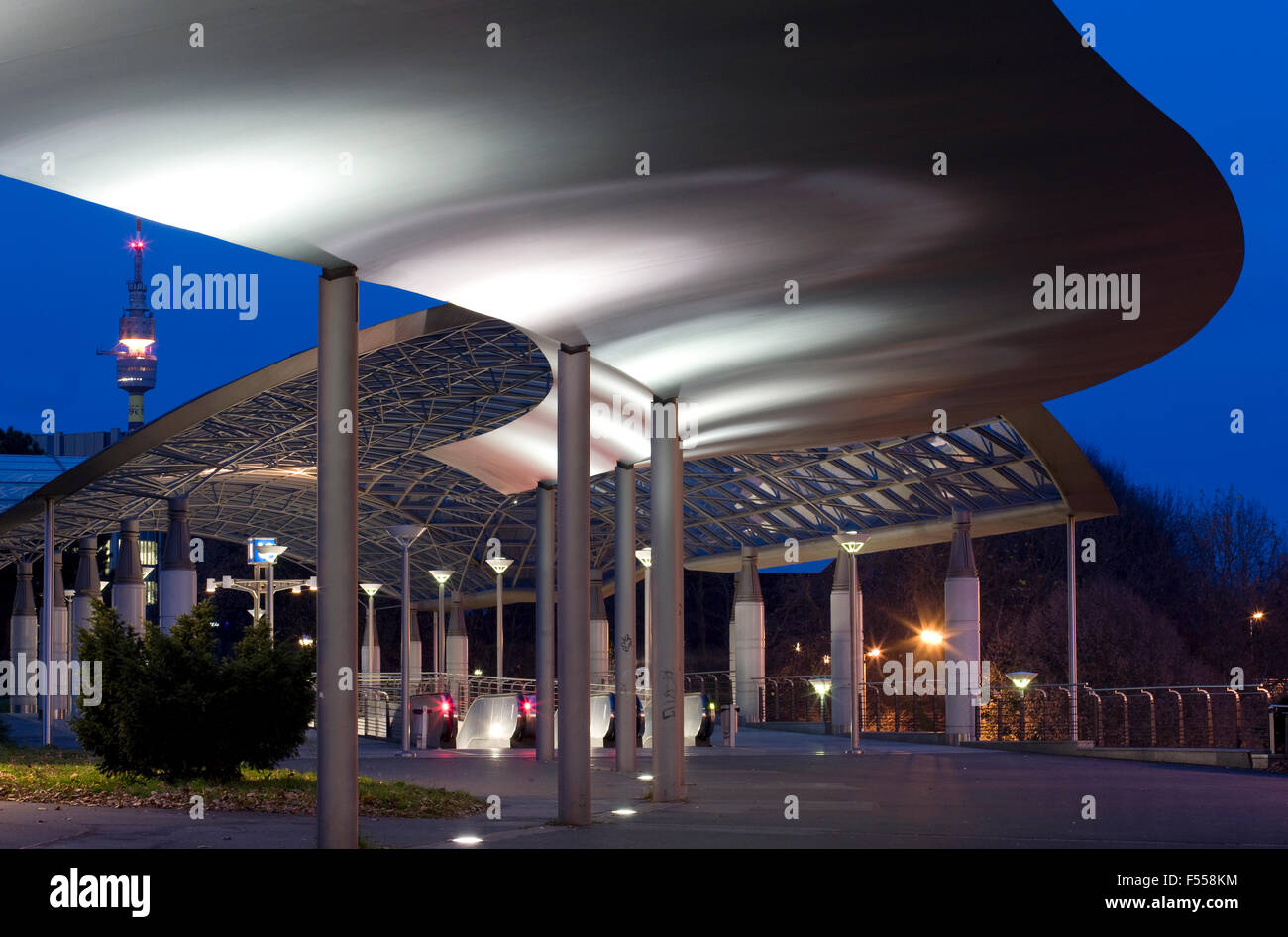 DEU, Deutschland, Nordrhein-Westfalen, Ruhrgebiet, Dortmund, U-Bahnstation eine der Westfalenhalle, Messe Dortmund, Fernsehturm Fl Stockfoto