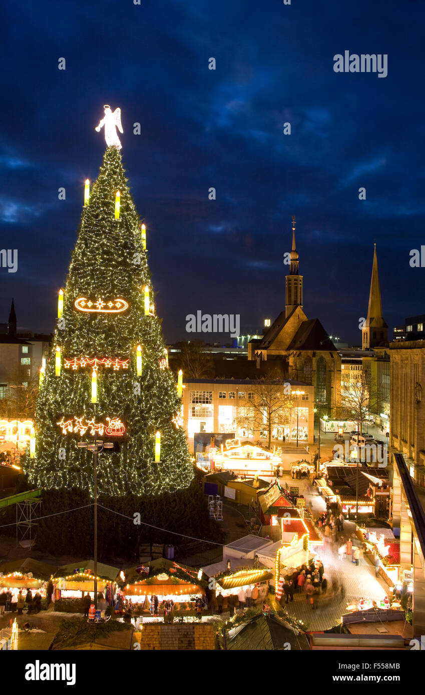 DEU, Deutschland, Nordrhein-Westfalen, Ruhrgebiet, Dortmund, Hoechster Weihnachtsbaum der Welt Auf Dem Weihnachtsmarkt Auf Dem H Stockfoto