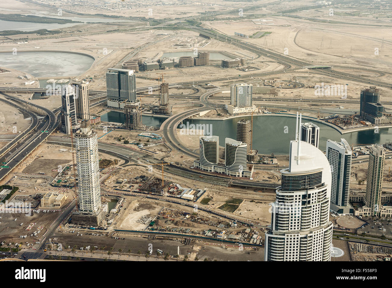 Die Innenstadt von Dubai. Wolkenkratzer und Straße Stockfoto