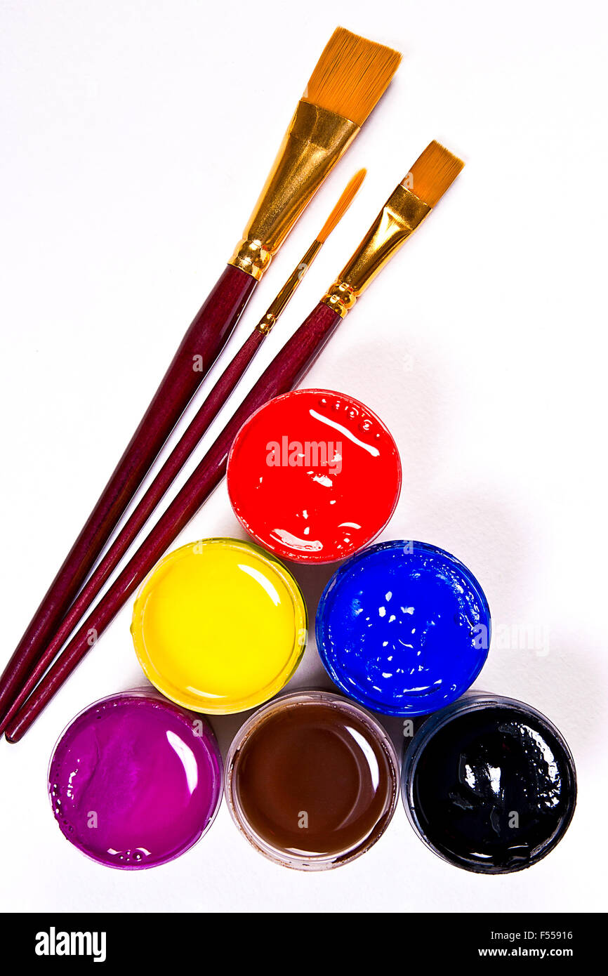 Flaschen mit Gouache Farben und verschiedene Arten von Bürsten für künstlerische Gemälde. Stockfoto