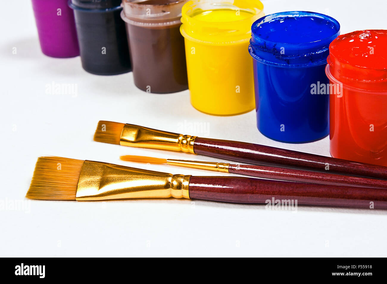 Flaschen mit Gouache Farben und verschiedene Arten von Bürsten für künstlerische Gemälde. Stockfoto
