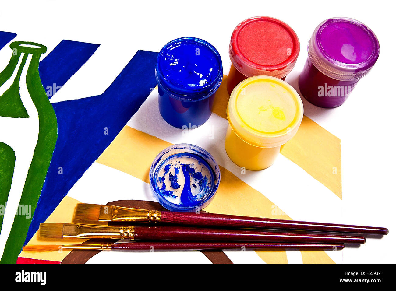 Flaschen mit Gouache Farben und verschiedene Arten von Bürsten für künstlerische Gemälde. Ursprünglichen künstlerischen Malerei von Stillleben auf th Stockfoto