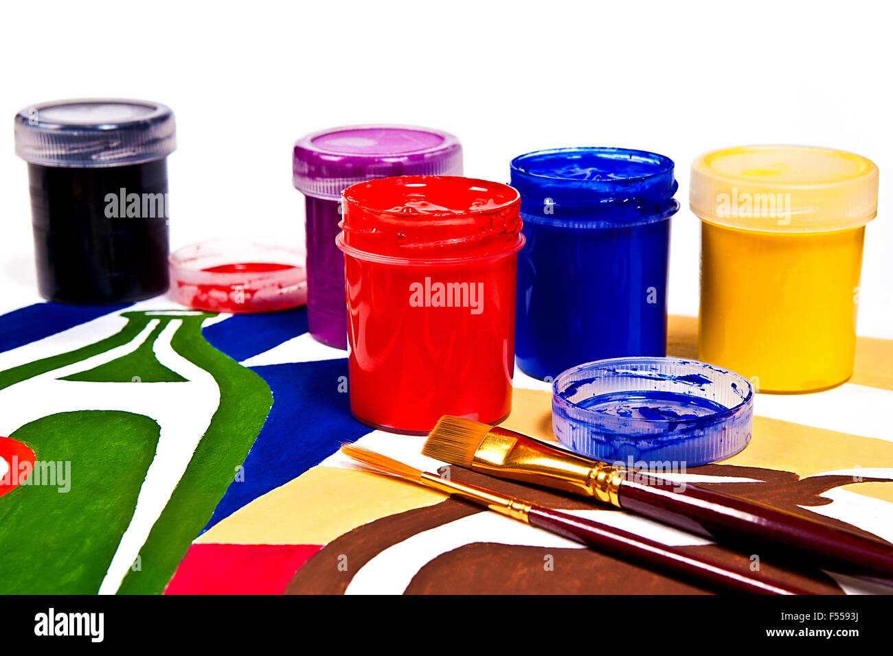 Flaschen mit Gouache Farben und verschiedene Arten von Bürsten für künstlerische Gemälde. Ursprünglichen künstlerischen Malerei von Stillleben auf th Stockfoto