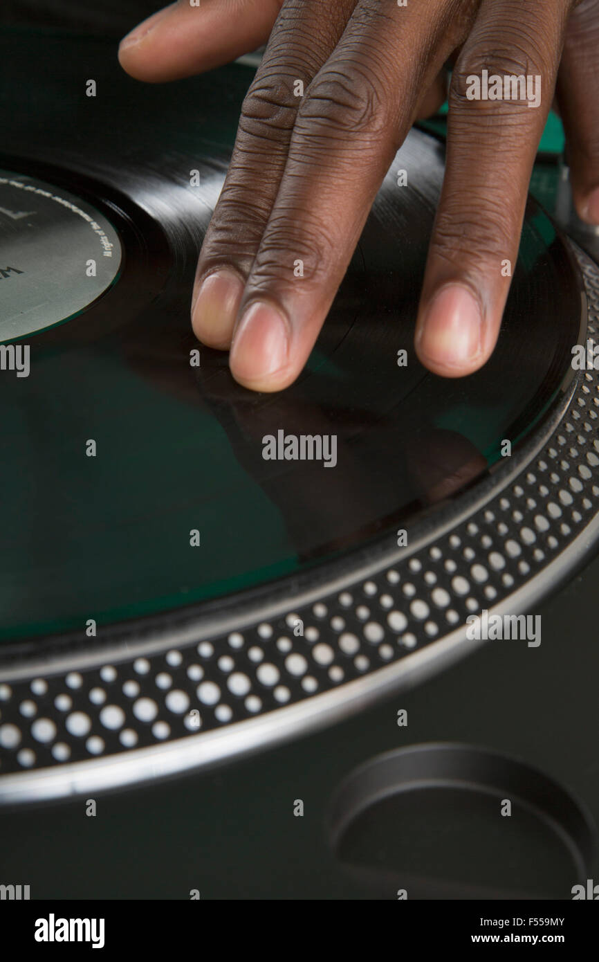 Ansicht der Hand des DJ Kratzen Datensatz abgeschnitten Stockfoto