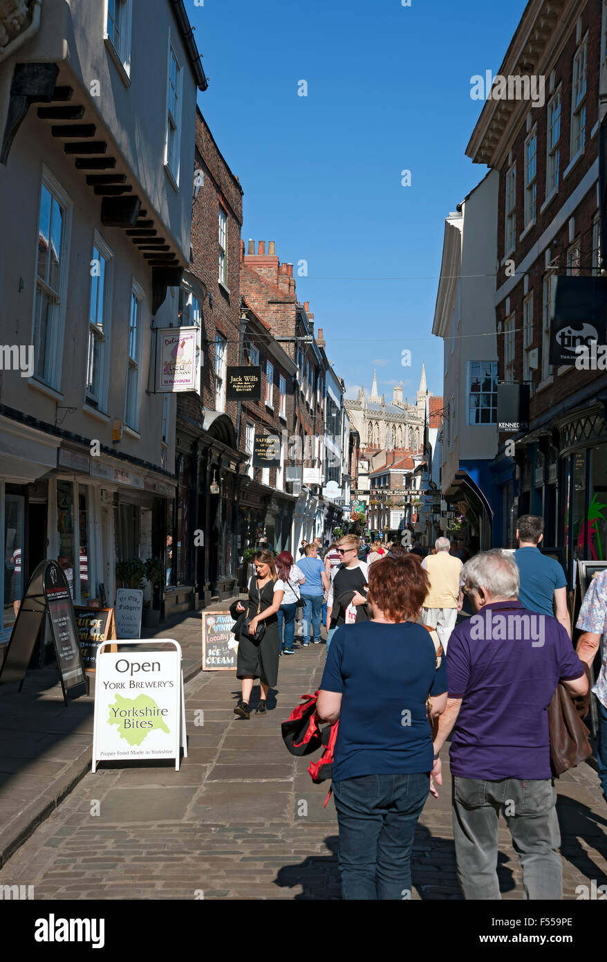 Menschen Besucher Touristen, die im Sommer durch Stonegate im Stadtzentrum spazieren York North Yorkshire England Großbritannien GB Großbritannien Stockfoto