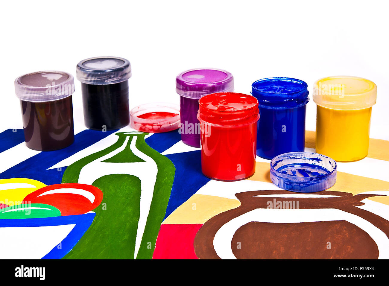 Flaschen mit Gouache Farben und verschiedene Arten von Bürsten für künstlerische Gemälde. Ursprünglichen künstlerischen Malerei von Stillleben Stockfoto