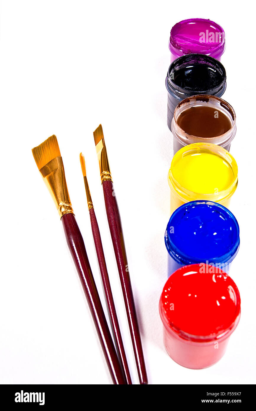 Flaschen mit Gouache Farben und verschiedene Arten von Bürsten für künstlerische Gemälde. Stockfoto