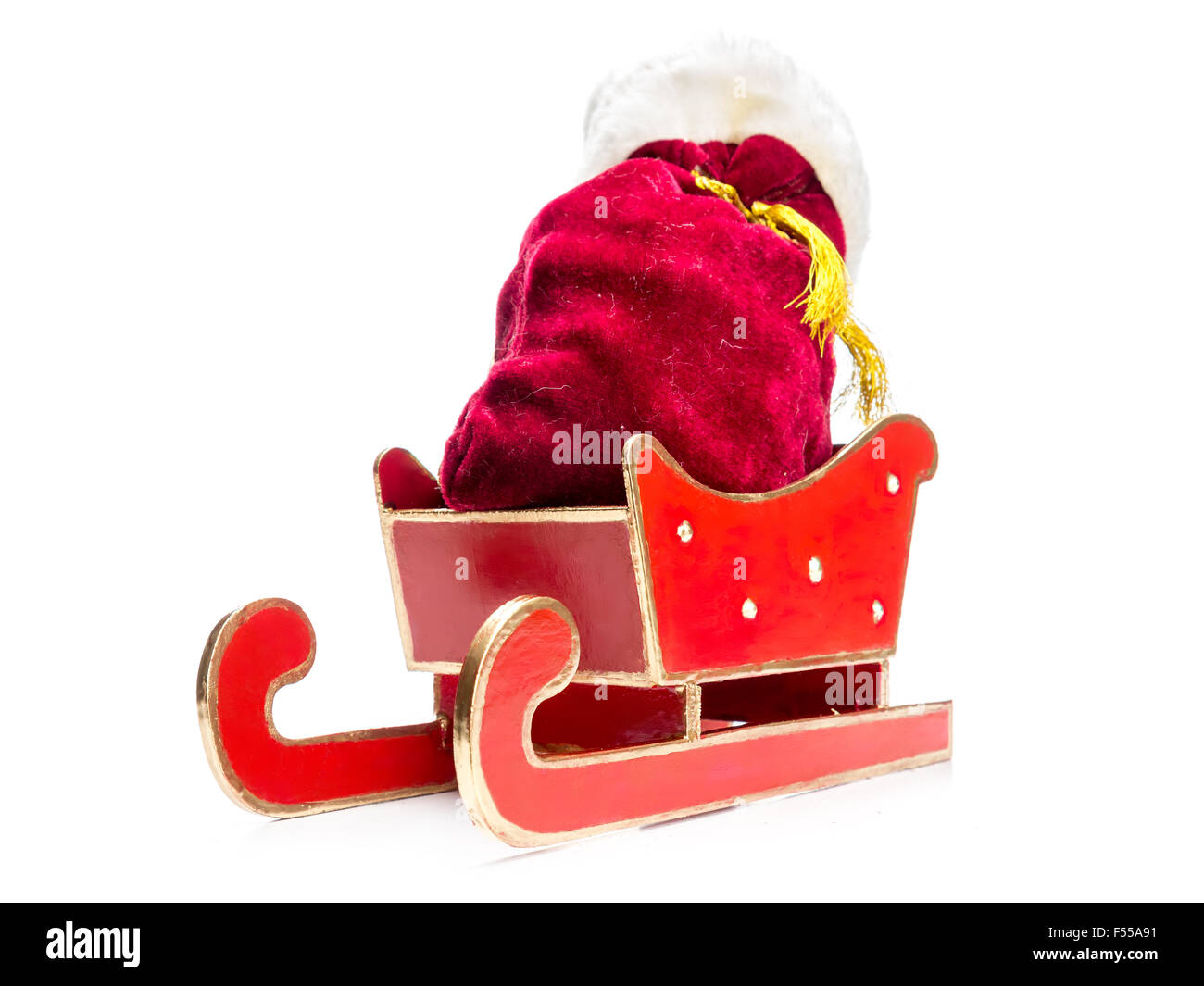 Santa Claus Tasche voller Weihnachten präsentiert in roter Schlitten auf weißem Hintergrund Stockfoto