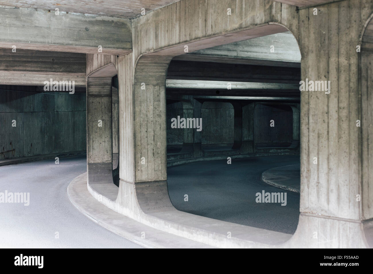 Straßen- und Spalten unter Brücke Stockfoto