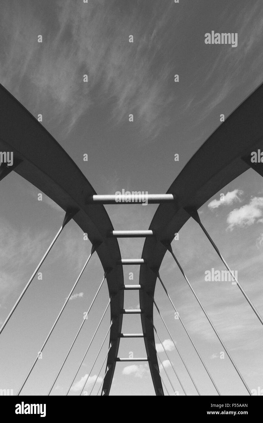 Niedrigen Winkel Blick auf Brücke gegen Himmel Stockfoto