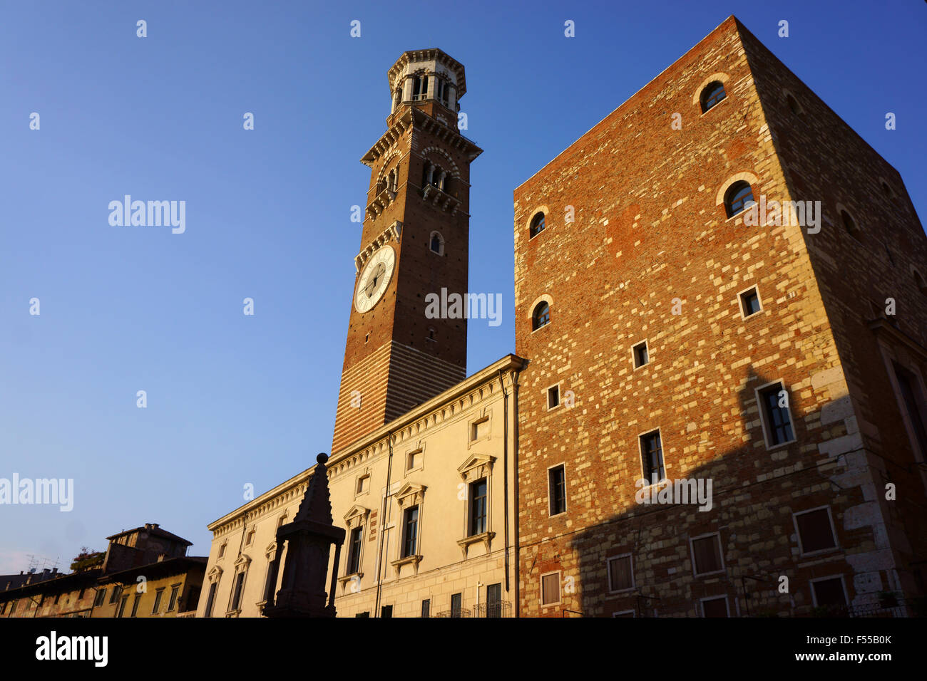 Torre dei Lamberti und Palazzo del Comune, Piazza dei Signori, historische Stadt Verona, LVeneto, Italien Stockfoto