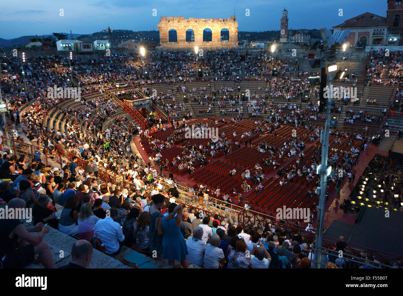 Zuschauer im Roman Amphitheatre anzeigen Oper "Nabucco" b G. Verdi, Verona, Veneto, Italien Stockfoto
