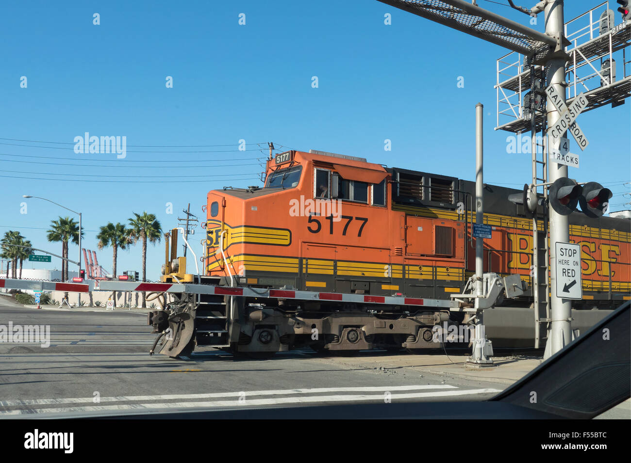 Diesel-elektrische Lokomotive überqueren eines Bahnübergangs in Long Beach Kalifornien USA Stockfoto