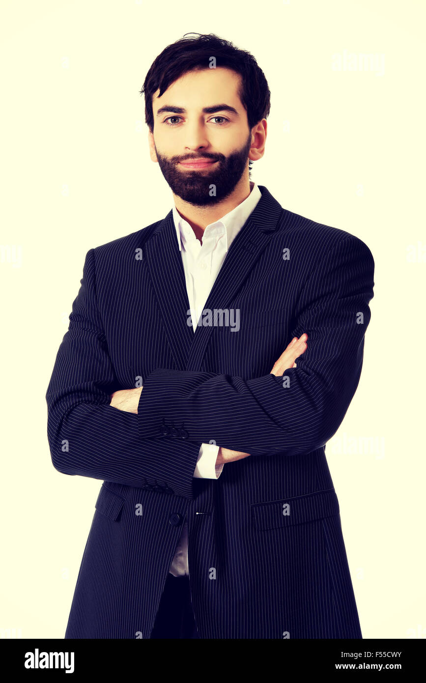 Lächelnde Geschäftsmann mit verschränkten Armen. Stockfoto