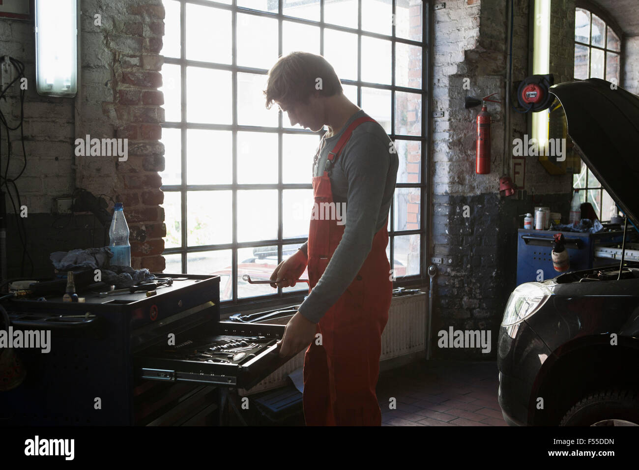 Seitenansicht des mechanischen entfernen von Arbeitsgeräten aus Schublade in der garage Stockfoto