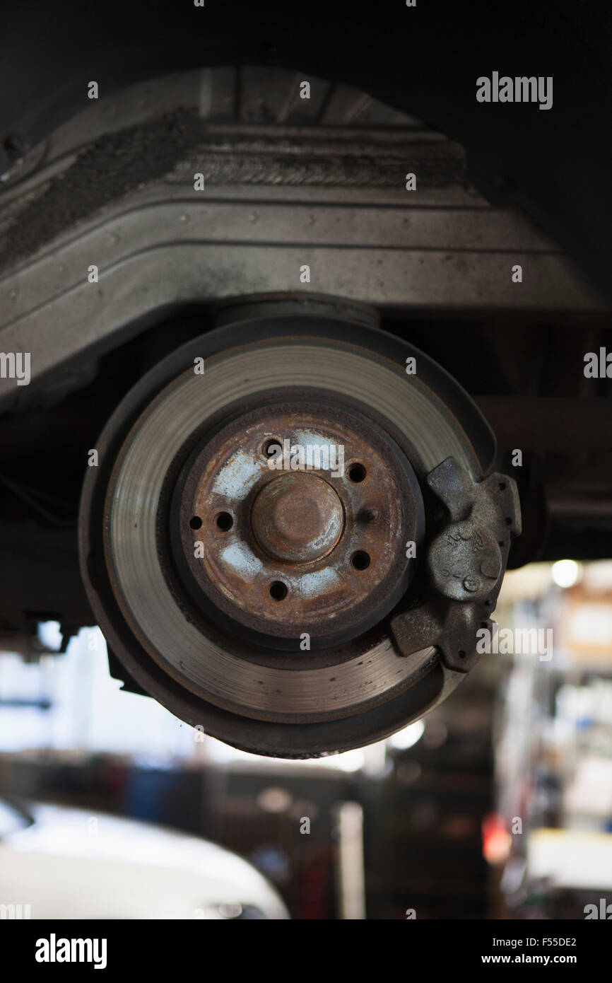 Nahaufnahme von Auto Maschinenteil in garage Stockfoto