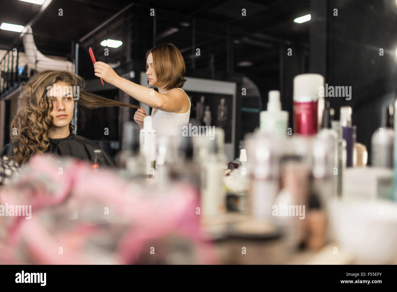 Friseur Mode Modell Haar kämmen Stockfoto