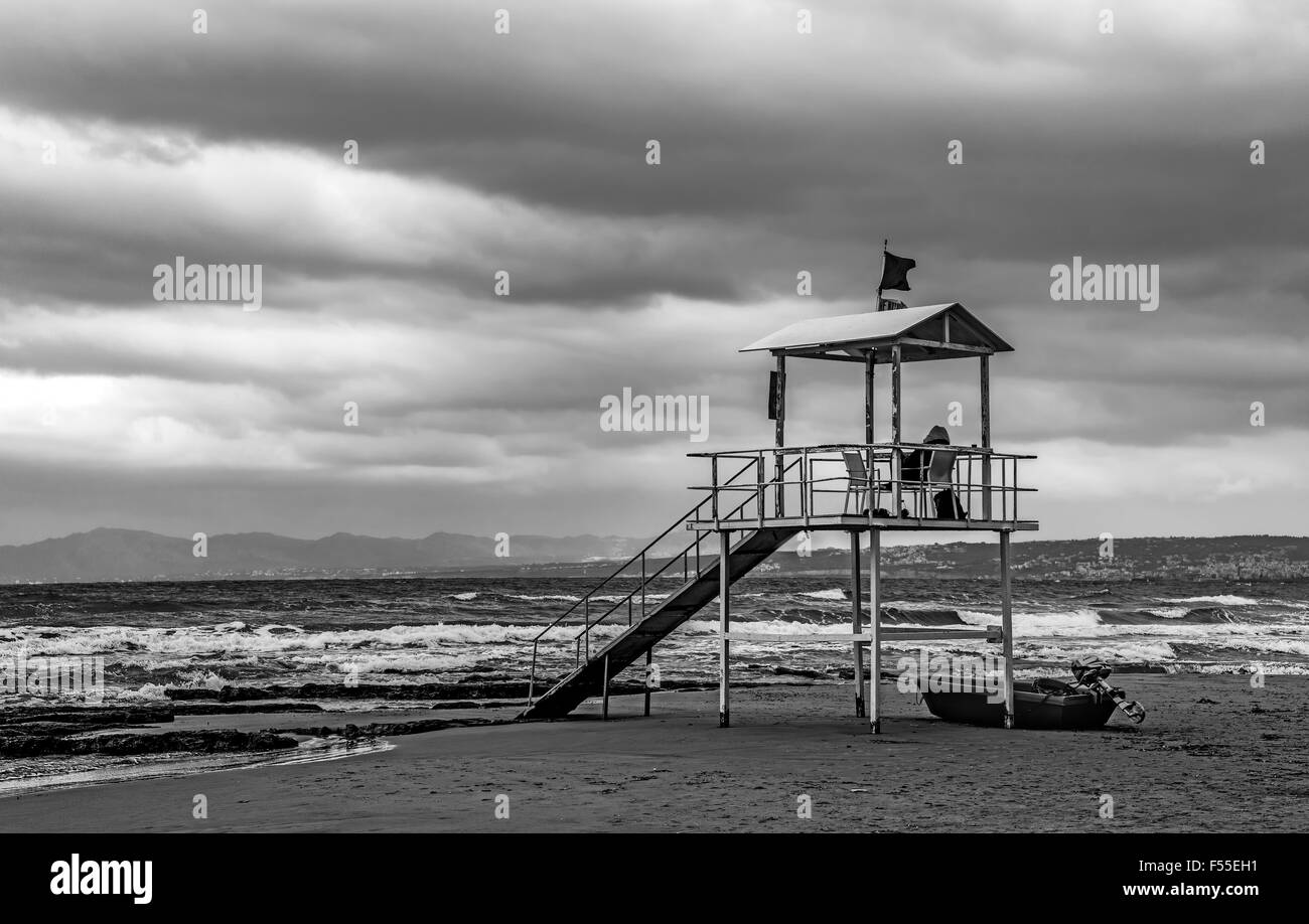 Bademeister am Strand von Agia Marina, Chania Kreta. Stockfoto