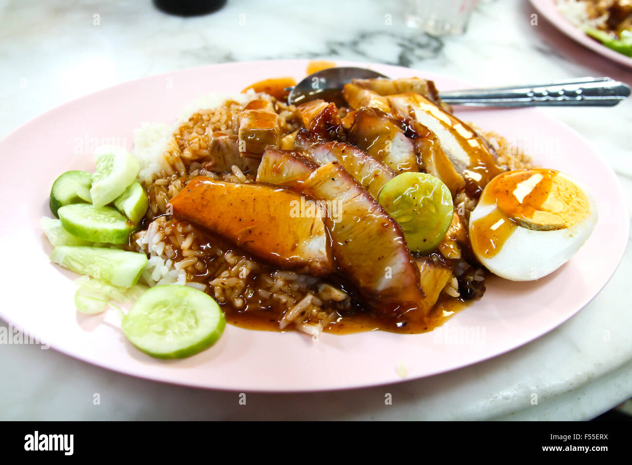 Gegrillte rote Schwein in Soße mit Reis, gebratene chinesischen Stil Schweinefleisch. Stockfoto