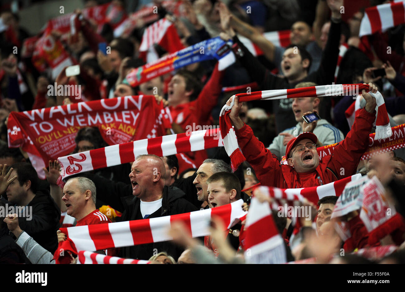 Englische Fußball-Fans sind im Wembley-Stadion im Jahr 2013 gesehen. Stockfoto