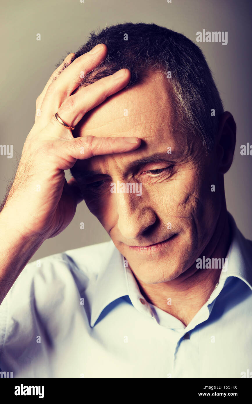 Deprimiert reifer Mann seinen Kopf berühren Stockfoto
