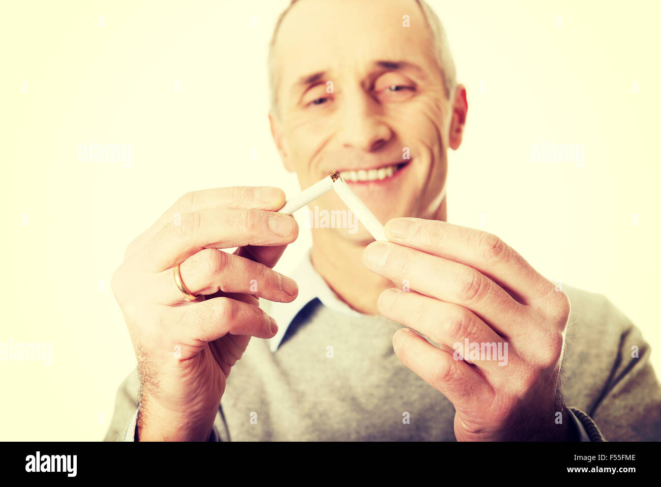 Erfolgreicher Mann mit gebrochenen Zigarette Stockfoto