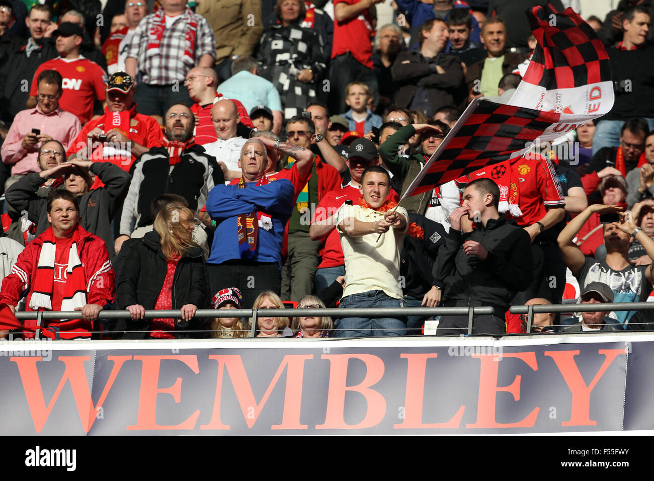 Englische Fußball-Fans sind im Wembley-Stadion im Jahr 2013 gesehen. Stockfoto