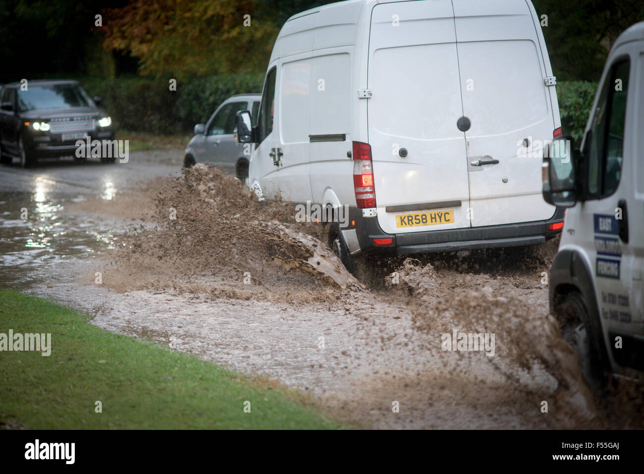 Fiel, Nottinghamshire, UK. 28. Oktober 2015. Starkregen als verursacht Überschwemmungen auf vielen Straßen in ländlichen Gegend Verkehr fahren durch Hochwasser in der Nähe des Dorfes fiel. Der Meteorologe haben gesagt, dass der Regen am späten Nachmittag ausgleichen soll. Bildnachweis: IFIMAGE/Alamy Live-Nachrichten Stockfoto