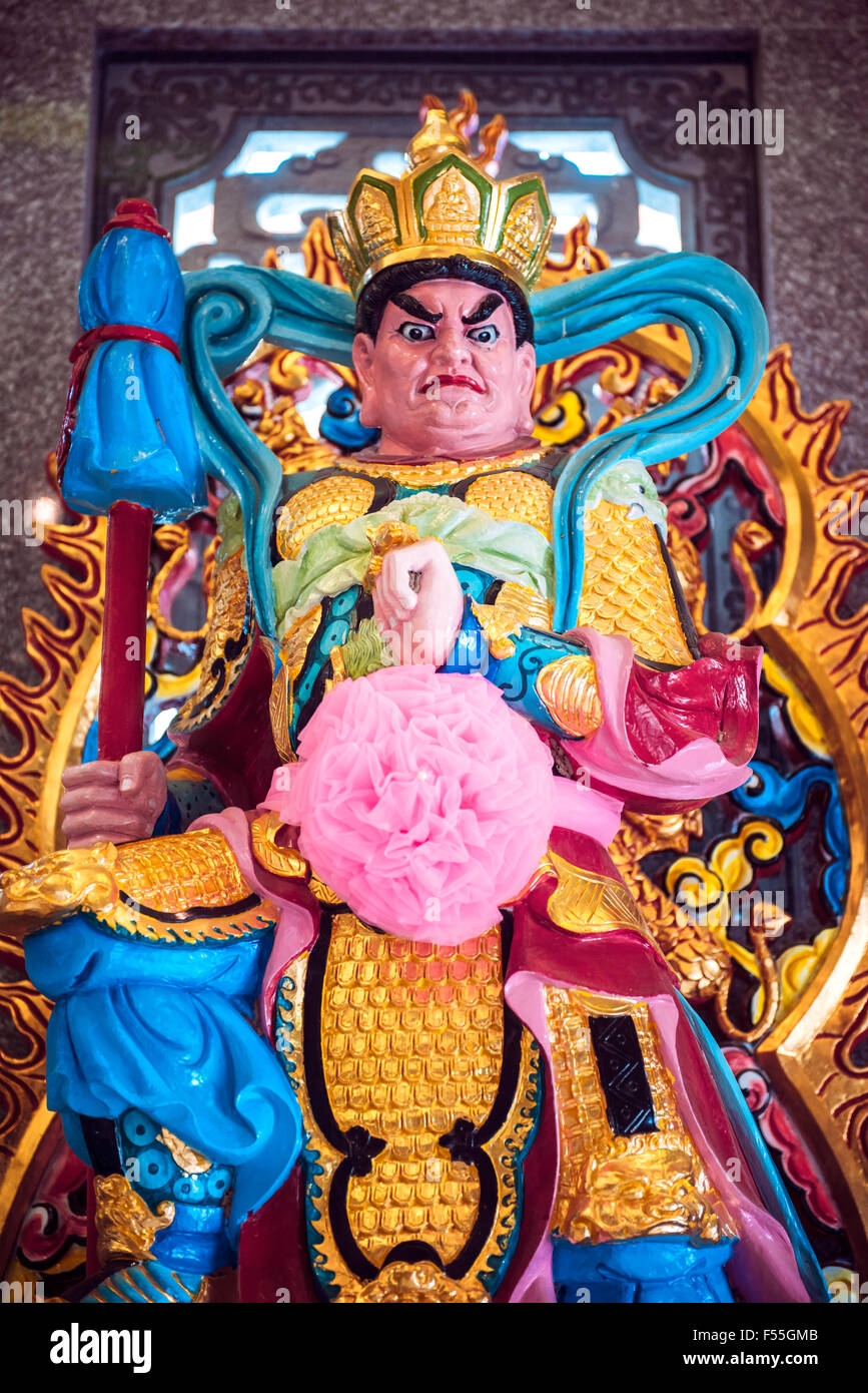 Thailand, Kanchanaburi, Statue von Guan Yu in einem öffentlichen Tempel Stockfoto