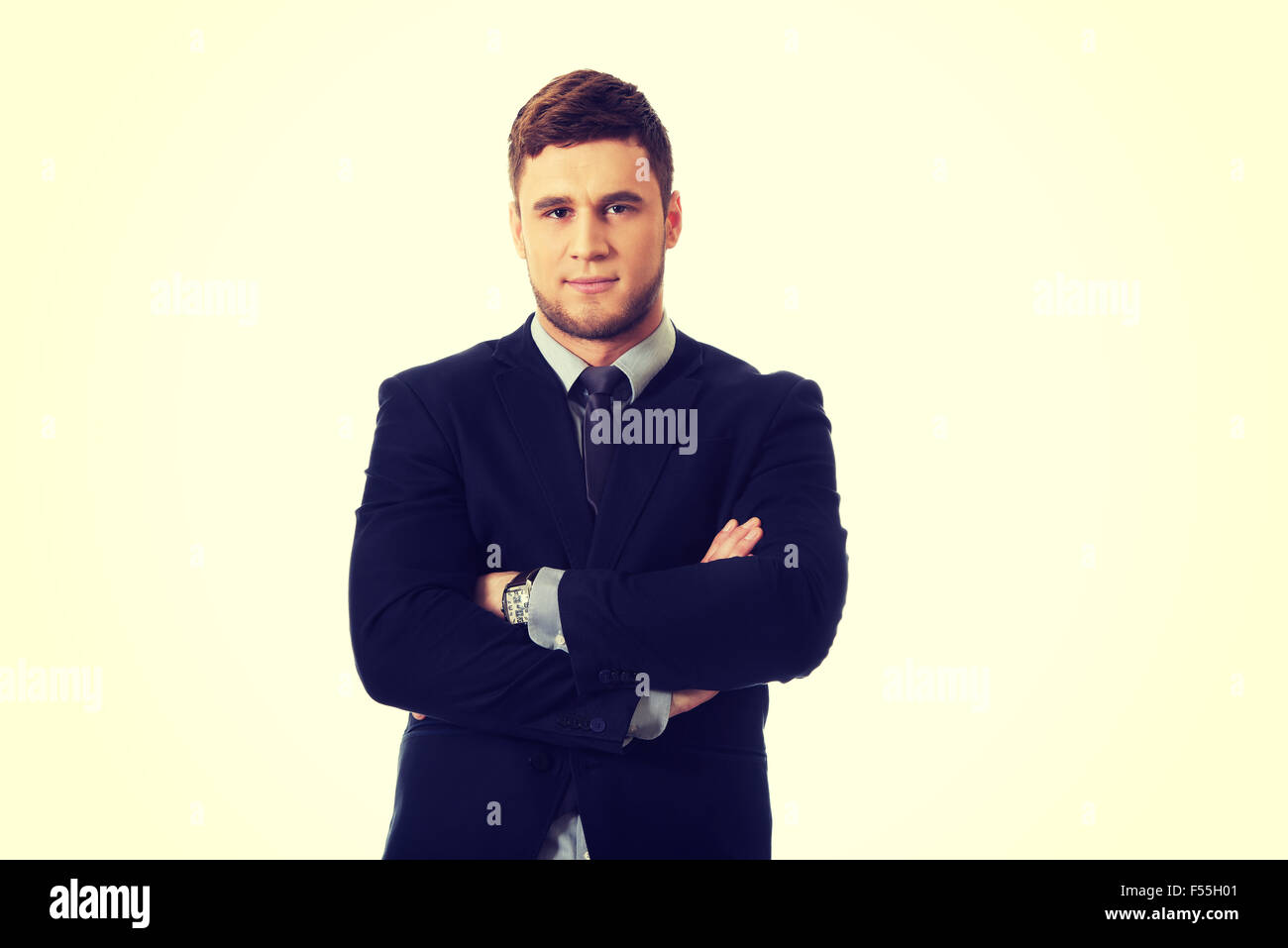 Erfolgreicher Geschäftsmann mit verschränkten Armen. Stockfoto