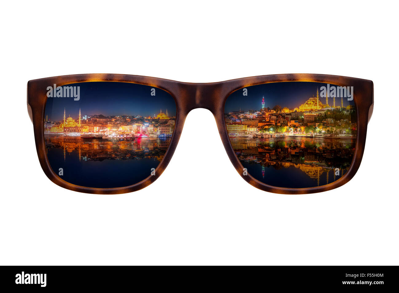 Trendige Sonnenbrille mit einer Reflexion von einem wunderschönen Panorama Istanbuls isoliert auf weiss Stockfoto
