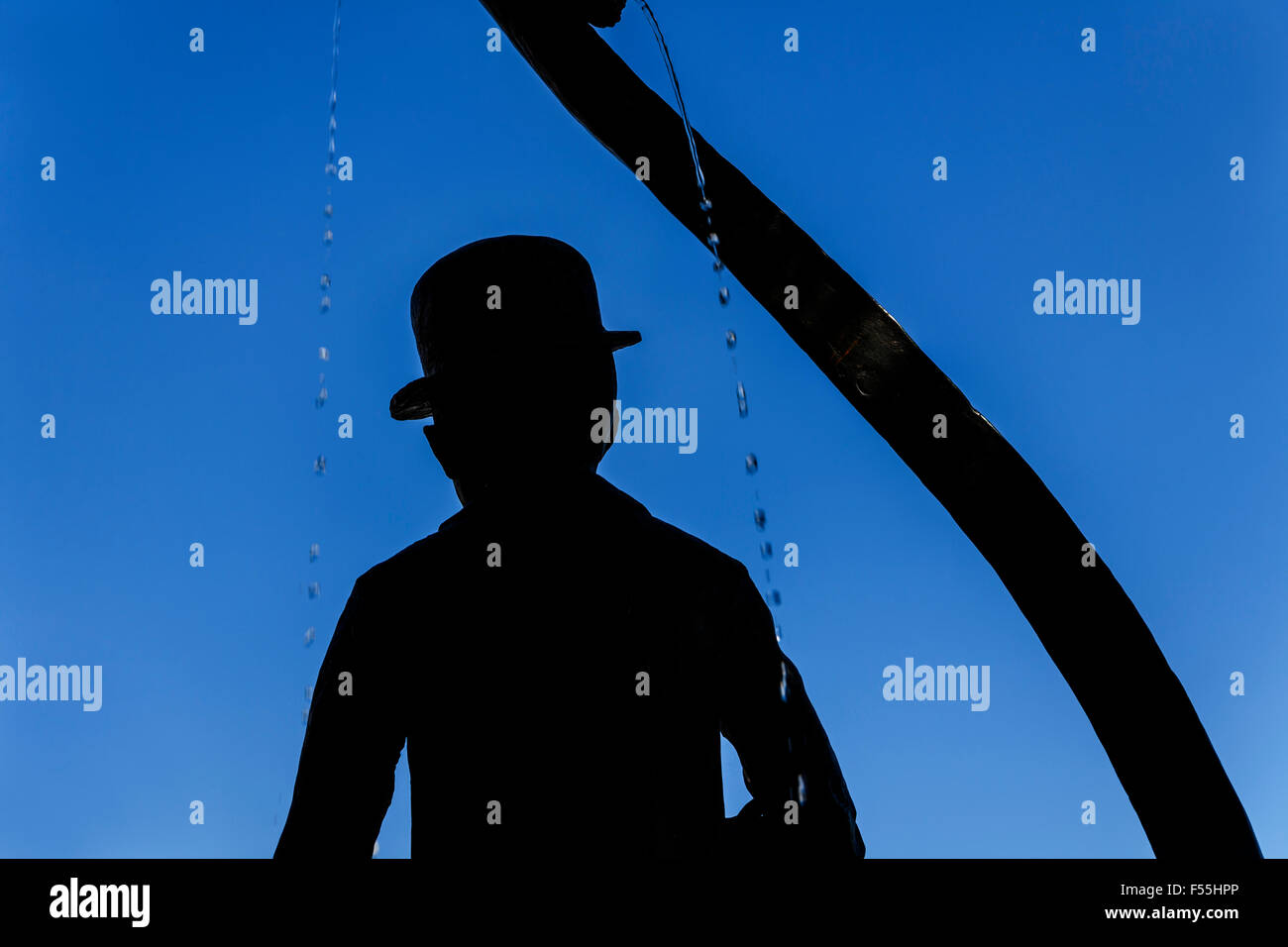 Deutschland, München, Brunnen mit Karl Valentin Figur vor blauem Himmel Stockfoto