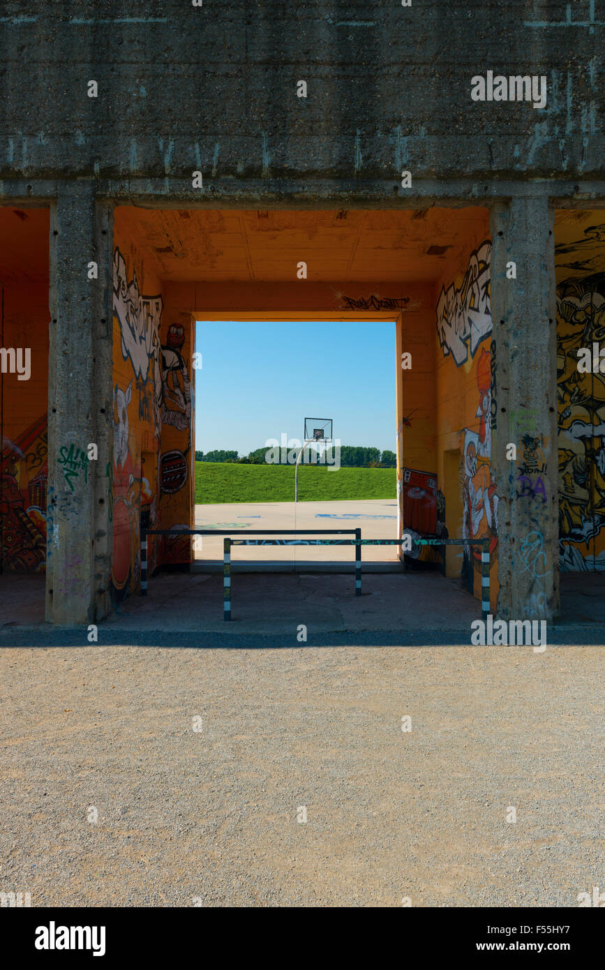 Deutschland, Duisburg RheinPark, Industriekultur, Graffiti-Kunst an Wänden von Industriegebäuden Stockfoto