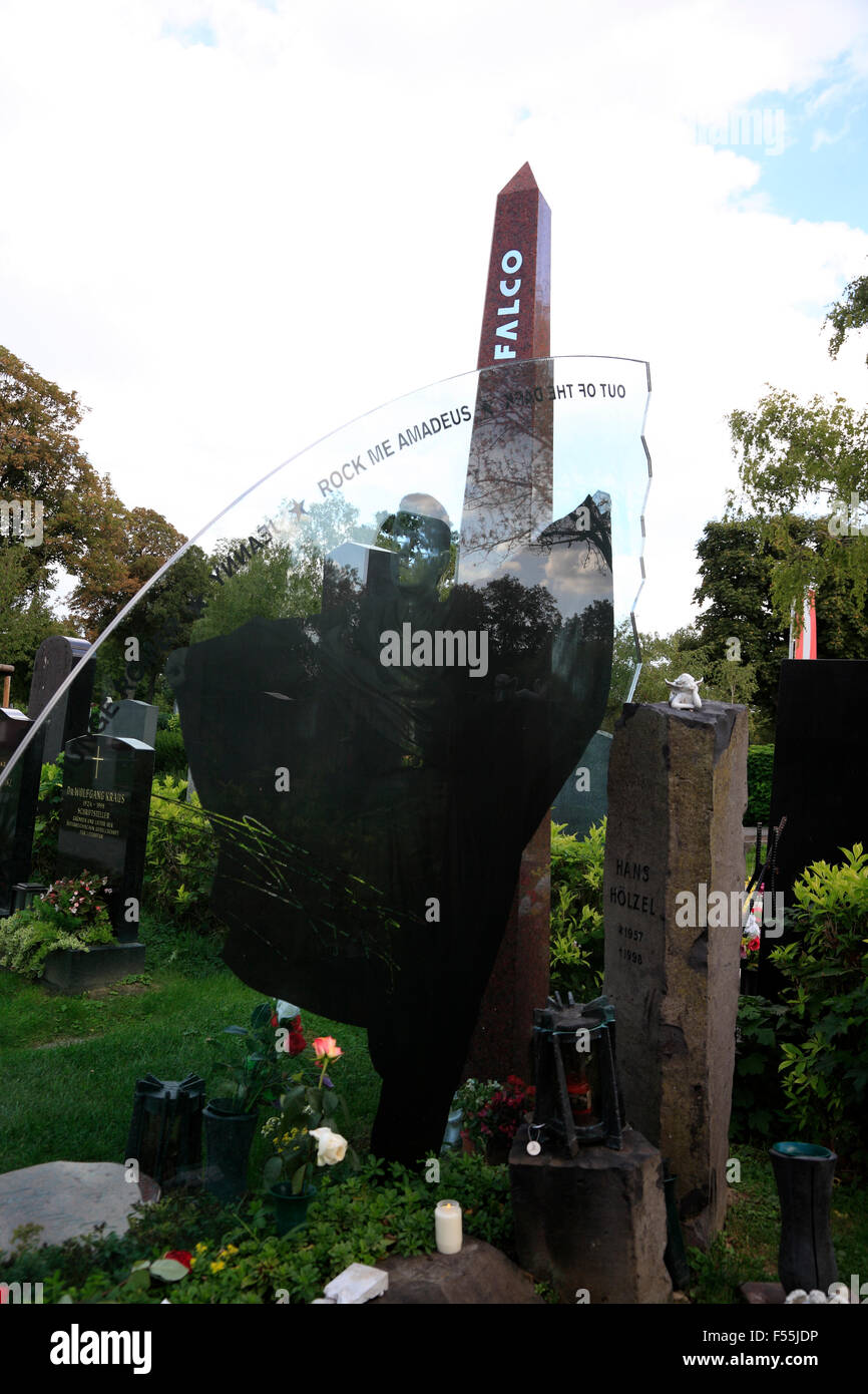 Zentralfriedhof (Zentralfriedhof), Grab des österreichischen Rockstar FALCO (Hans Hoelzl), Wien, Austria, Europe Stockfoto