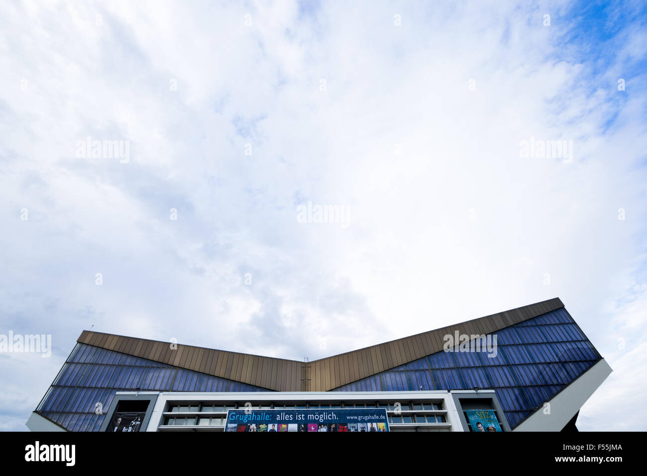 Essen, Deutschland. 28. Oktober 2015. Ein Poster geschrieben mit "Grugahalle: alles ist möglich" hängt an der Fassade der Arena Grugahalle in Essen, Deutschland, 28. Oktober 2015. Die Essen Motor Show findet vom 28. November bis 6. Dezember 2015. Foto: Rolf Vennenbernd/Dpa/Alamy Live News Stockfoto