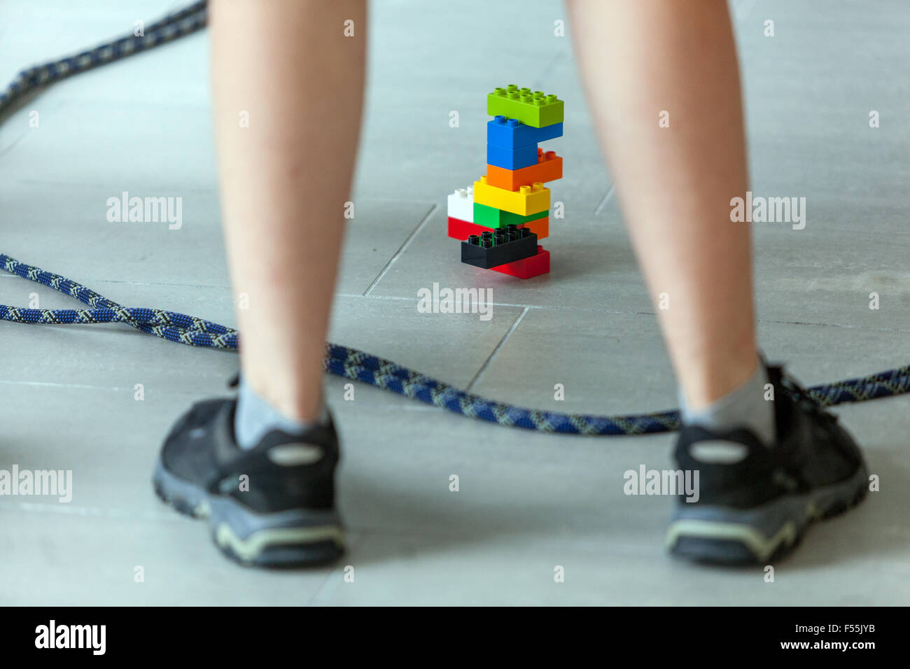 Lego Steine, Kunststoff Würfel in der Hand des Kindes Spiel, entwickelt Kreativität und Phantasie Stockfoto