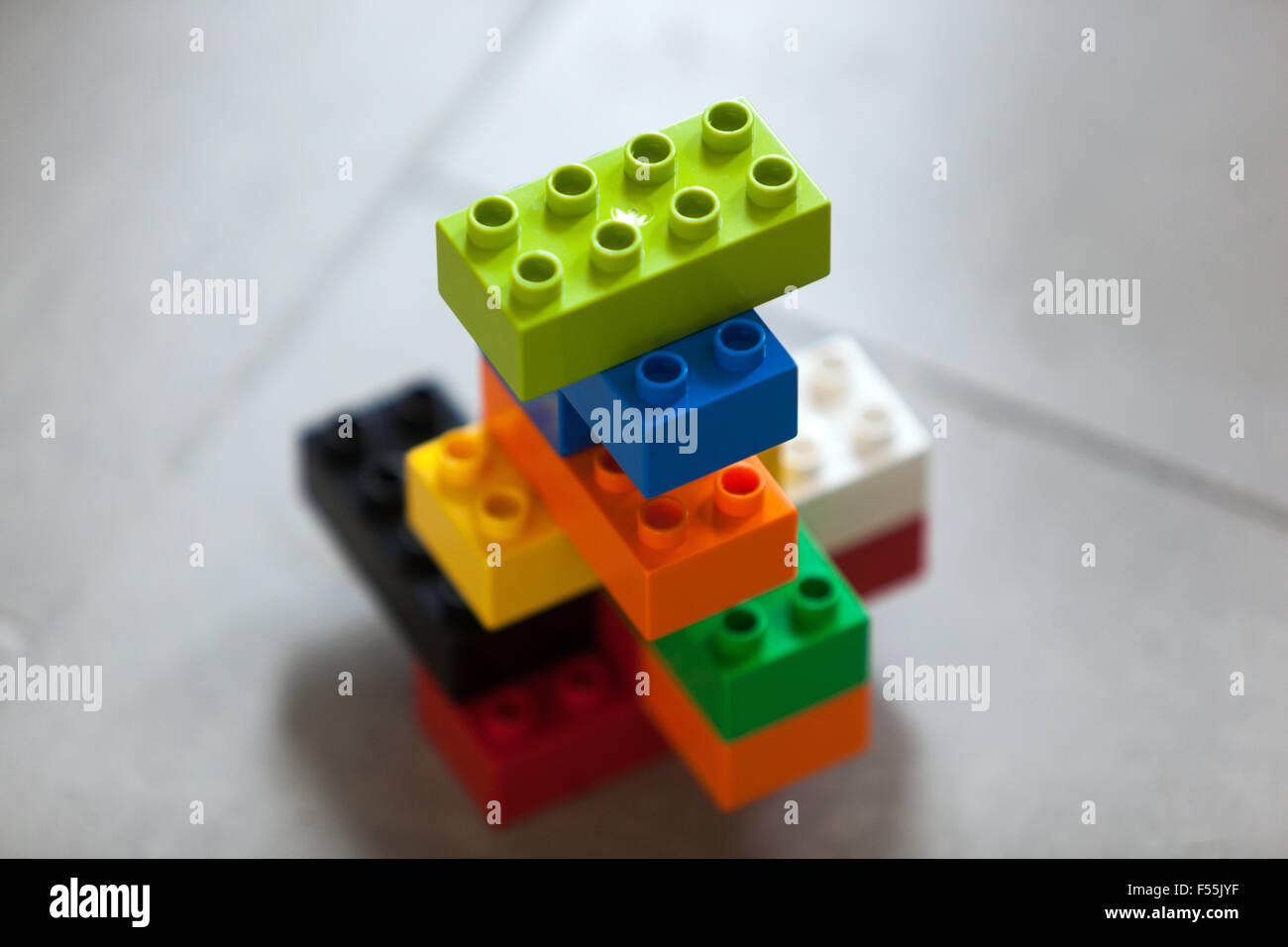 lego und Steine, Plastikwürfel Stockfoto