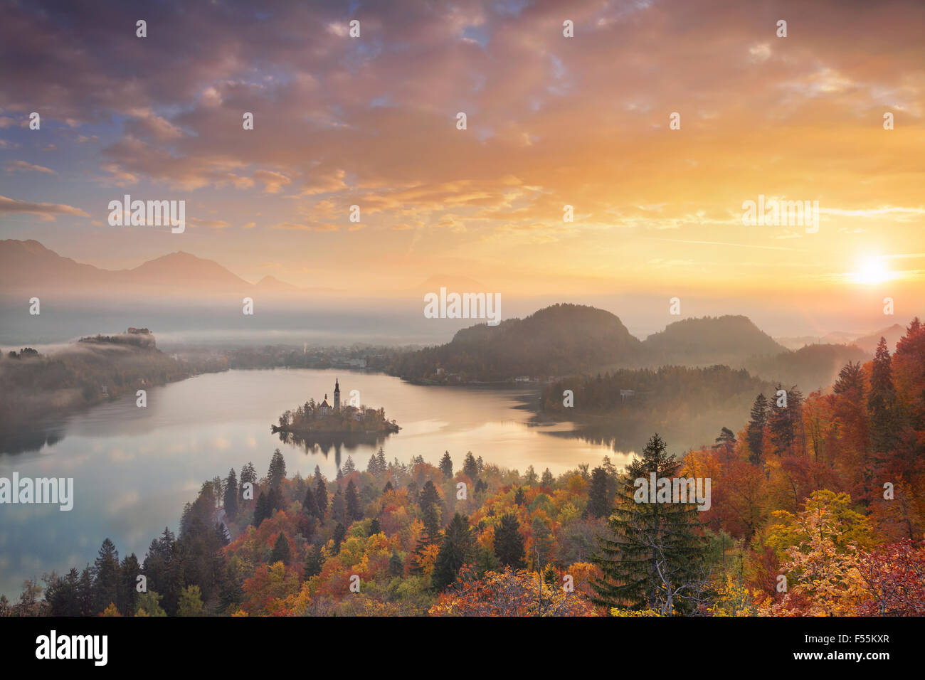 Herbst-See Bled. Bleder See mit St. Marys Church Mariä Himmelfahrt auf der kleinen Insel. Bled, Slowenien, Europa... Stockfoto