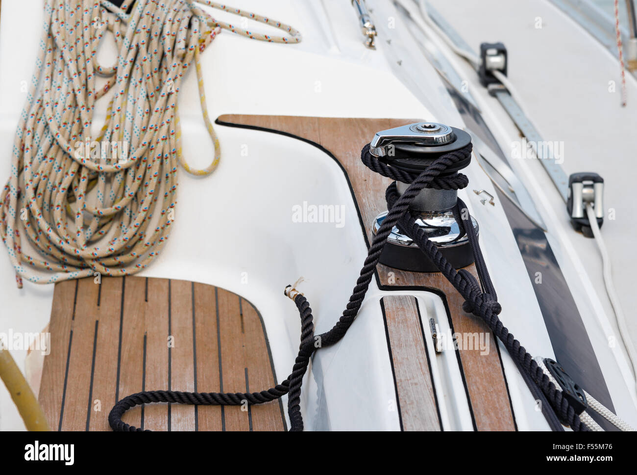 Winde und Seil an Deck eines Segelbootes Stockfoto