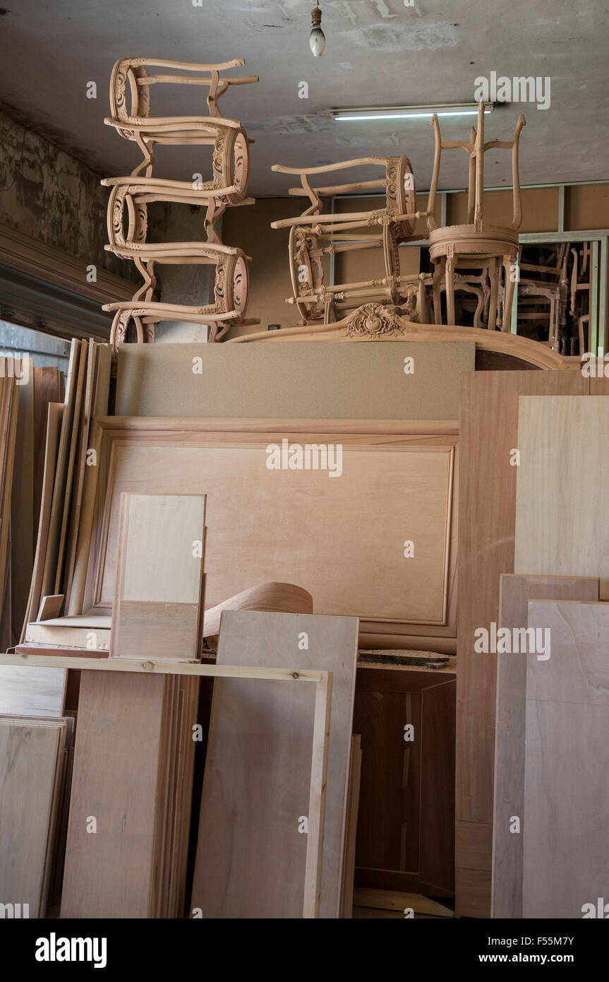 Holzmöbel in einem Tischler Lager Saidon Libanon Stockfoto