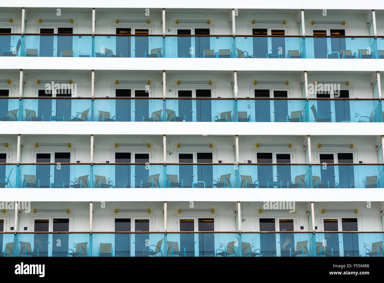 Reihen von Balkonen der Kabine auf einem Kreuzfahrtschiff Stockfoto