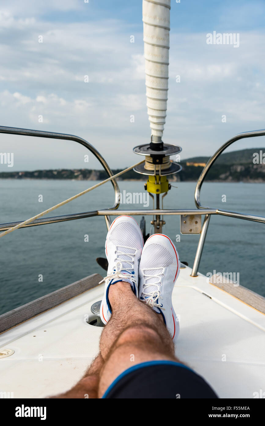 weiße Segelschuhe an Bord eines Segelbootes Stockfoto