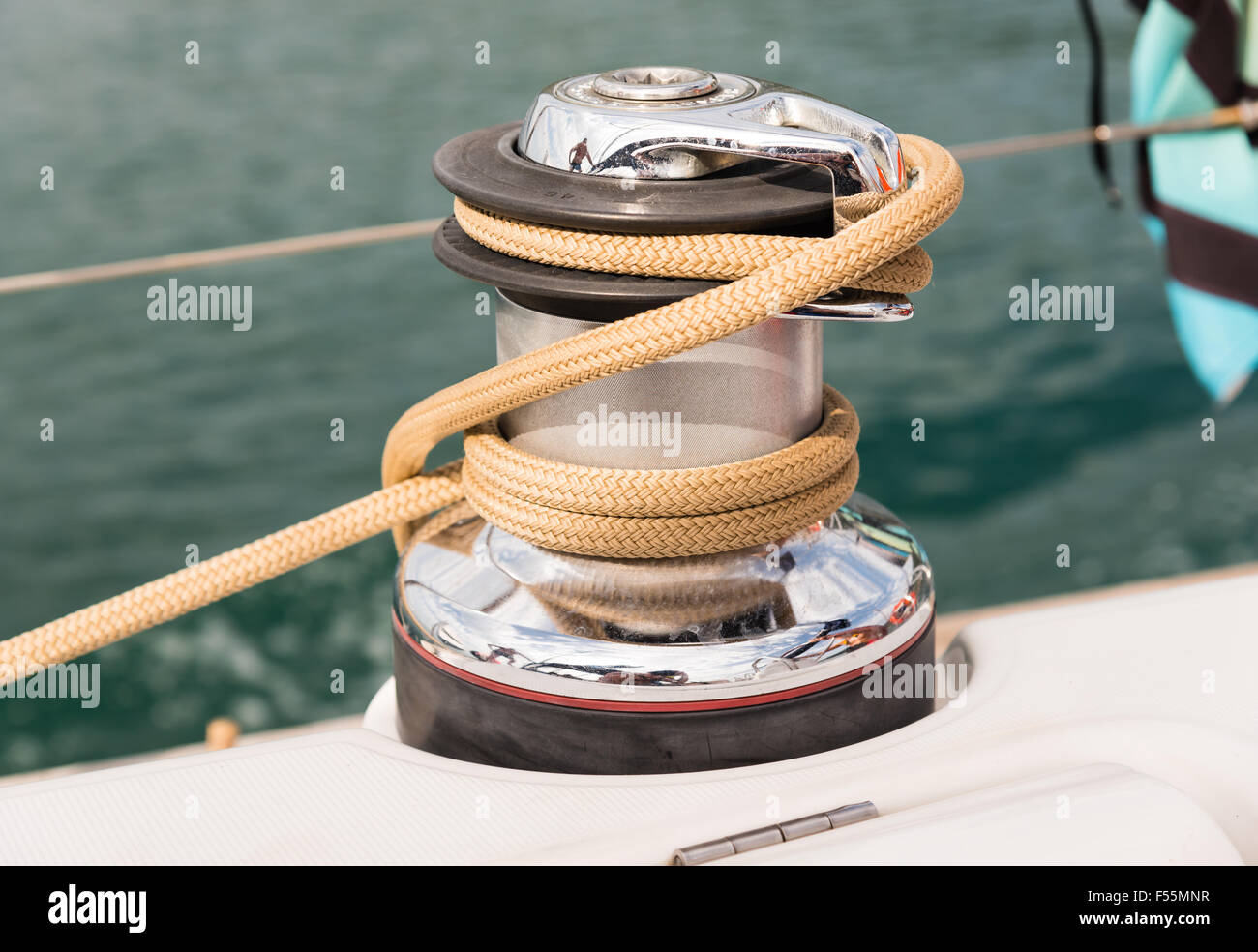 Winde und Seil an Deck eines Segelbootes Stockfoto