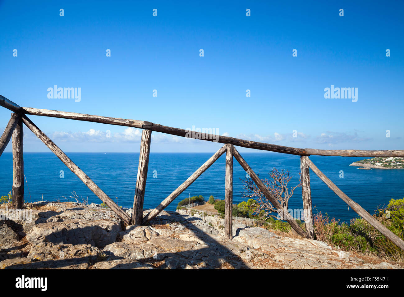 Holzgeländer auf felsigen Küste des Mittelmeeres, Gaeta, Italien Stockfoto